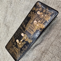 frimaerkeholder-lakaeske-gammel-sort-hus-folk-have-asiasike-motiver-guldbemalet